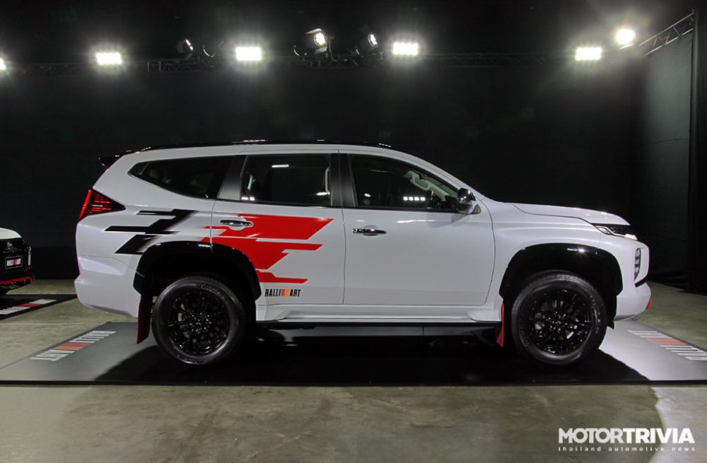 Mitsubishi Pajero Sport Ralliart 2022 có đề-can mới