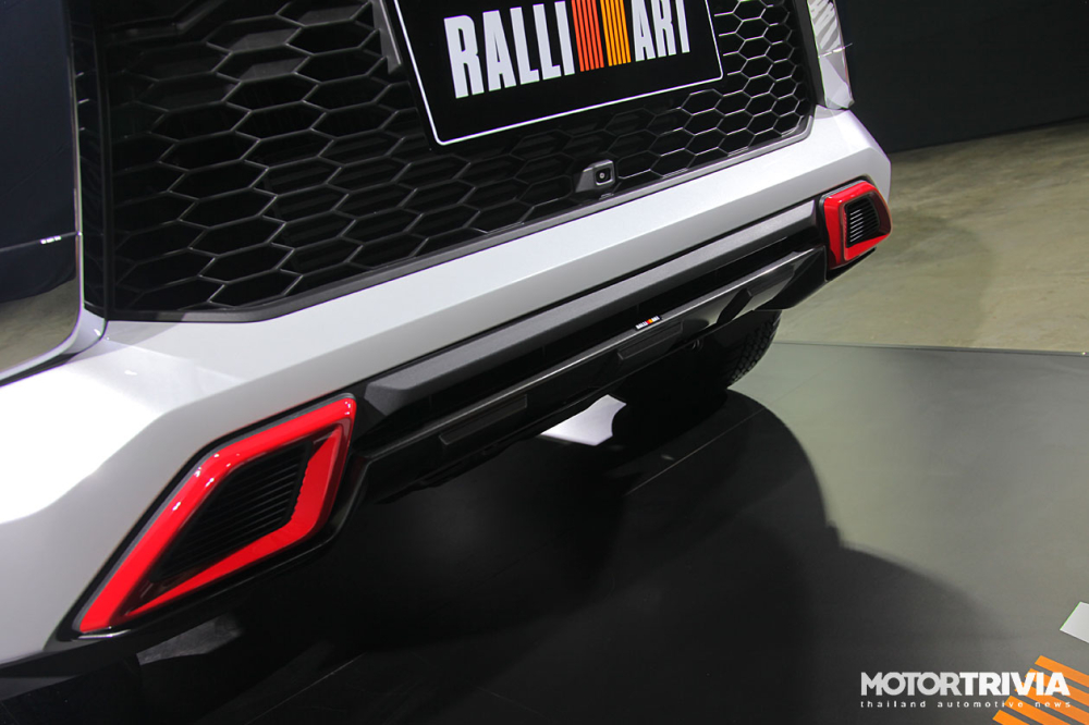 Bộ khuếch tán gió dưới cản trước của Mitsubishi Pajero Sport Ralliart 2022