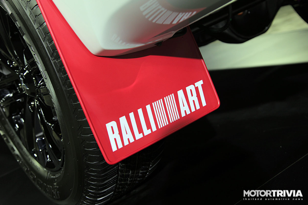 Tấm chắn bùn màu đỏ của Mitsubishi Pajero Sport Ralliart 2022