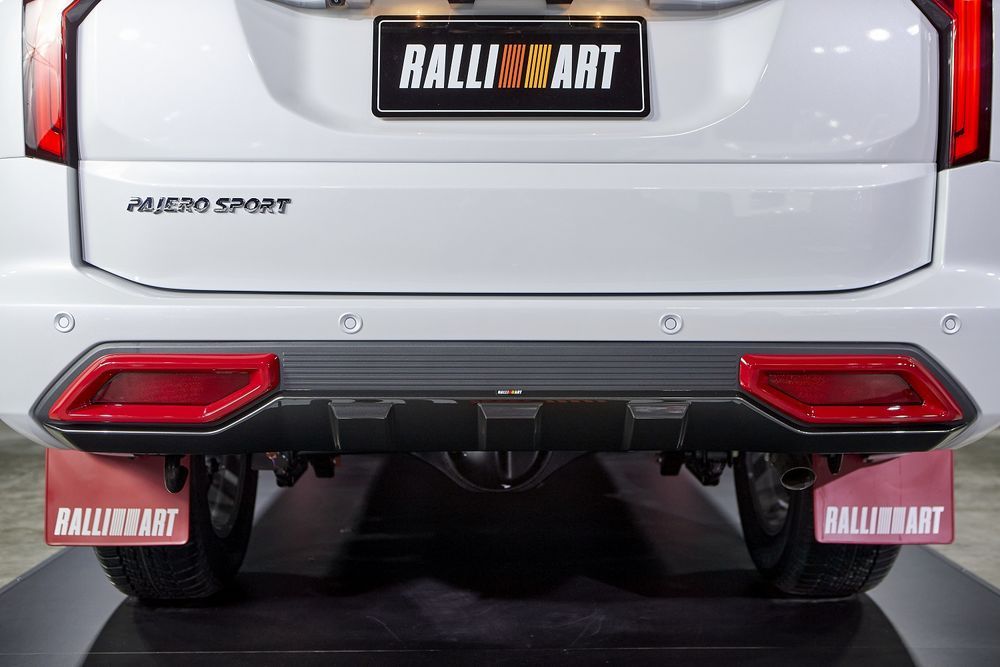 Đầu ống xả giả màu đỏ của Mitsubishi Pajero Sport Ralliart 2022