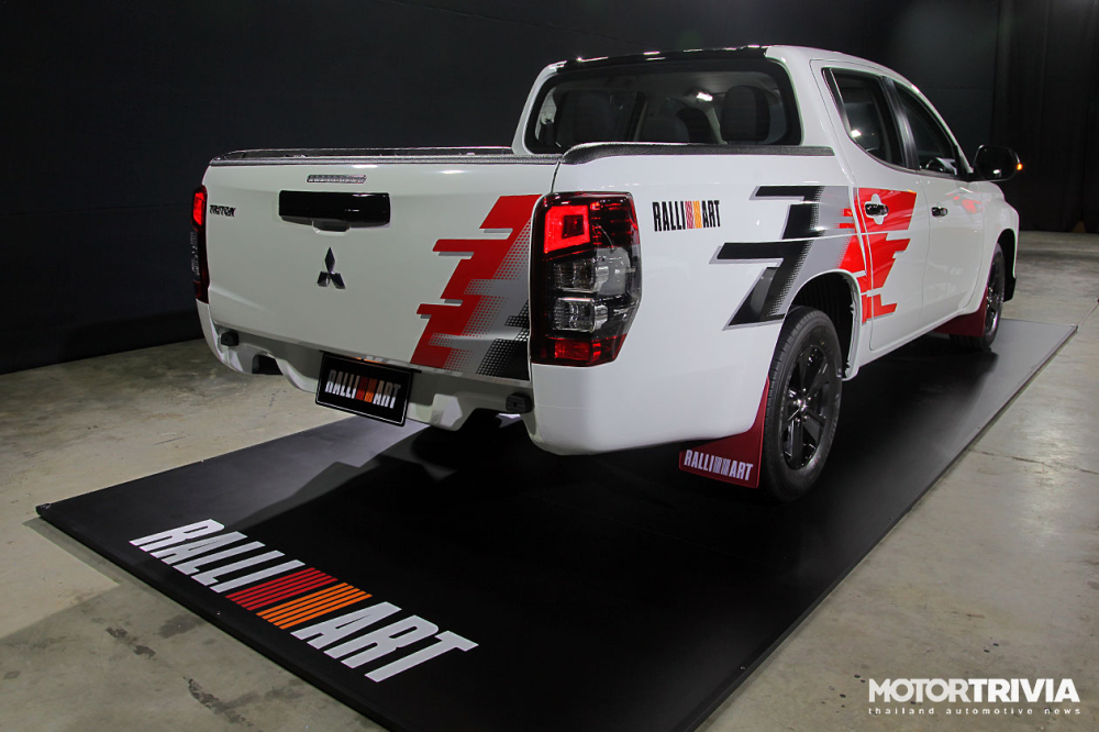 Mitsubishi Triton Ralliart 2022 có đề-can mới bên sườn và thùng sau Mitsubishi Triton Ralliart 2022 có đề-can mới bên sườn và thùng sau