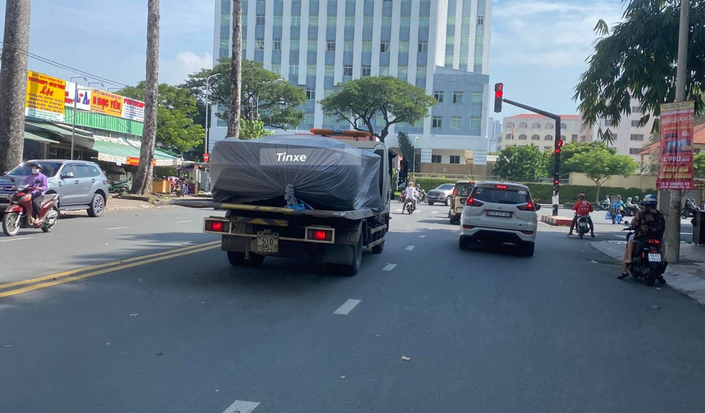 Chiếc siêu xe Ford GT sau đó được mang lên lại xe chuyên dụng và trùm bạt cẩn thận