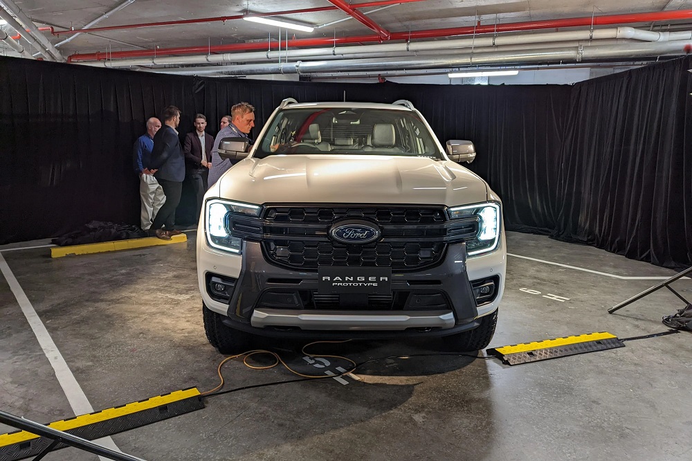Ford Ranger 2022 có 2 móc cứu hộ trên đầu xe thay vì 1 như cũ