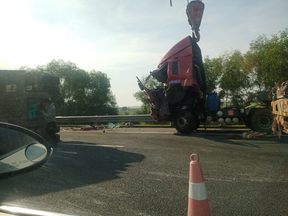 Chiếc xe đầu kéo mang biển kiểm soát Hải Phòng bị hư hỏng đầu xe
