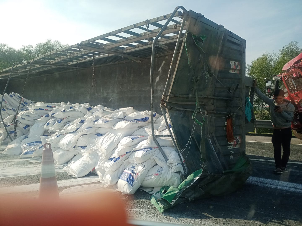 Chiếc xe đầu kéo mang biển kiểm soát Nghệ An bị lật và nằm chắn ngang đường