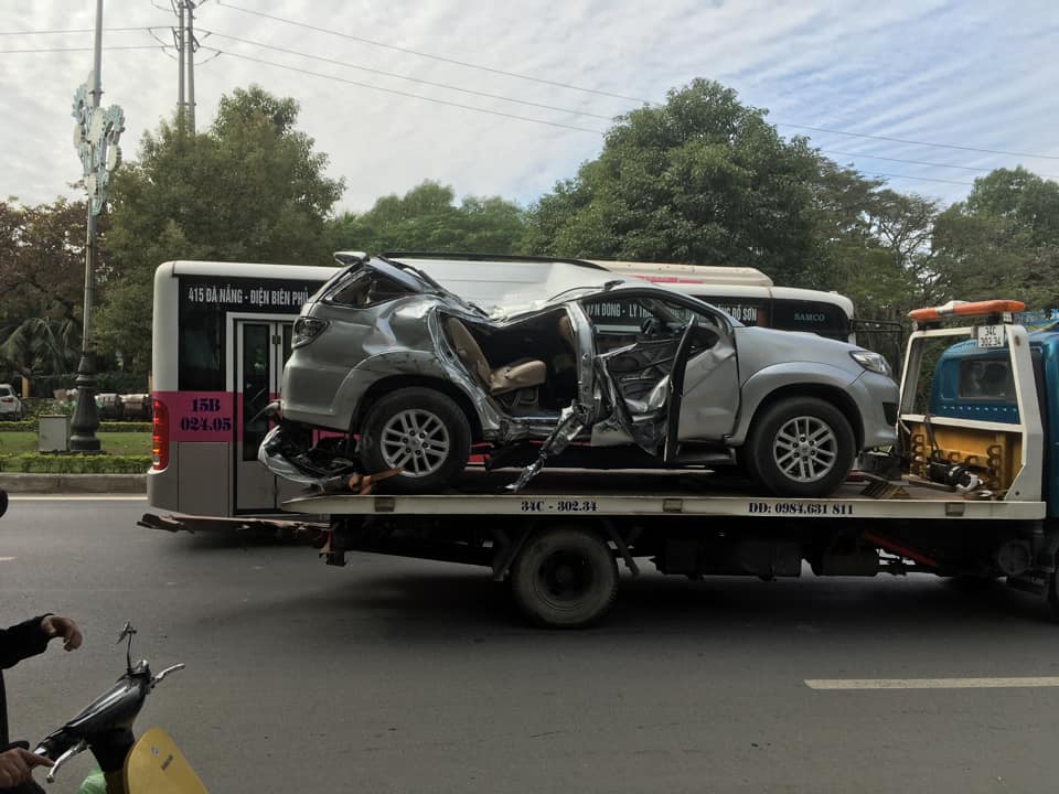 Chiếc Toyota Fortuner bị bẹp dúm sau vụ tai nạn