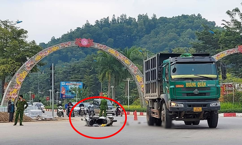Chiếc xe ben sau đó được tài xế cho rẽ phải và xảy ra va chạm với người phụ nữ chạy xe máy khiến người này bị cán nát chân