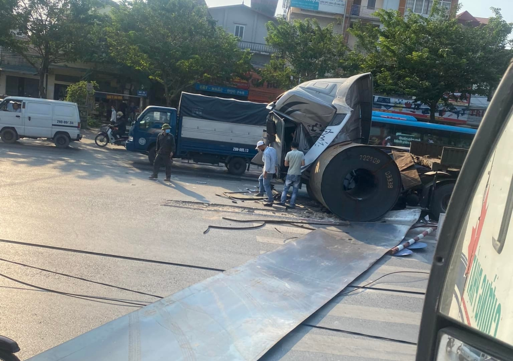 Một cuộn tôn còn lăn sang bên kia đường