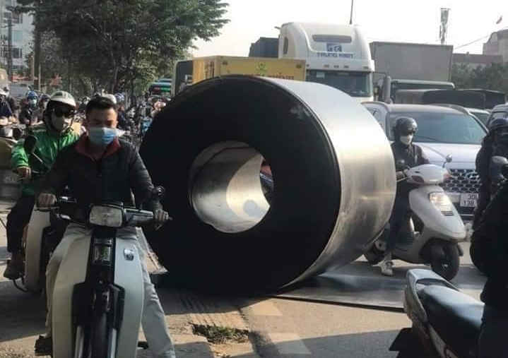 Những người đi đường gặp khá nhiều khó khăn trong việc di chuyển
