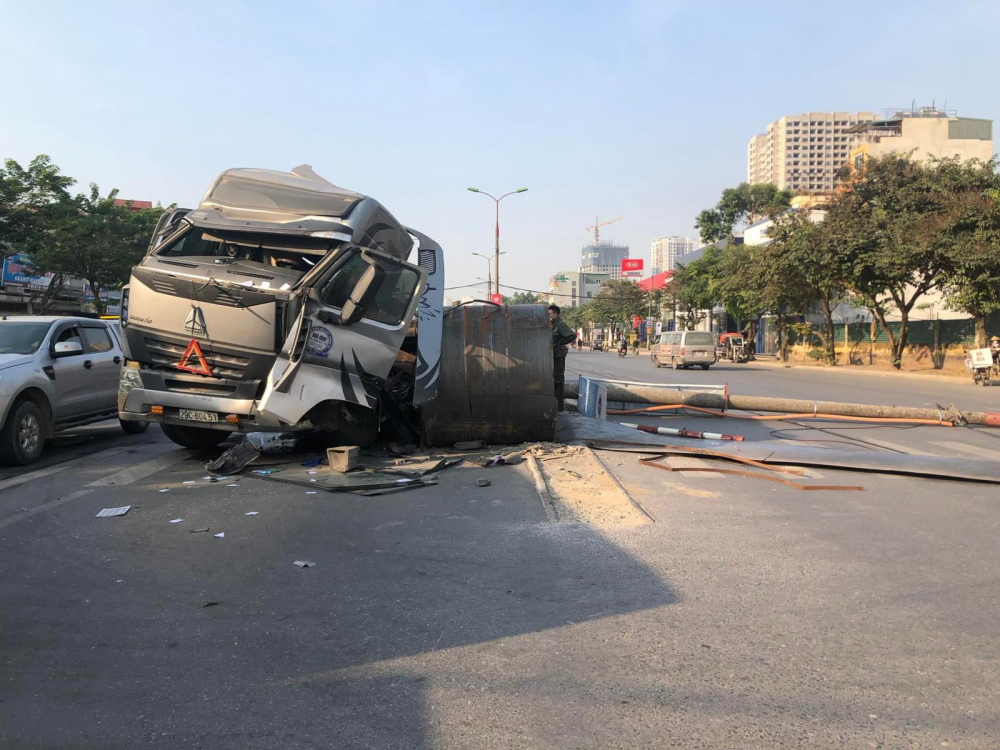 Hiện trường vụ tai nạn của xe đầu kéo chở 2 cuộn tôn