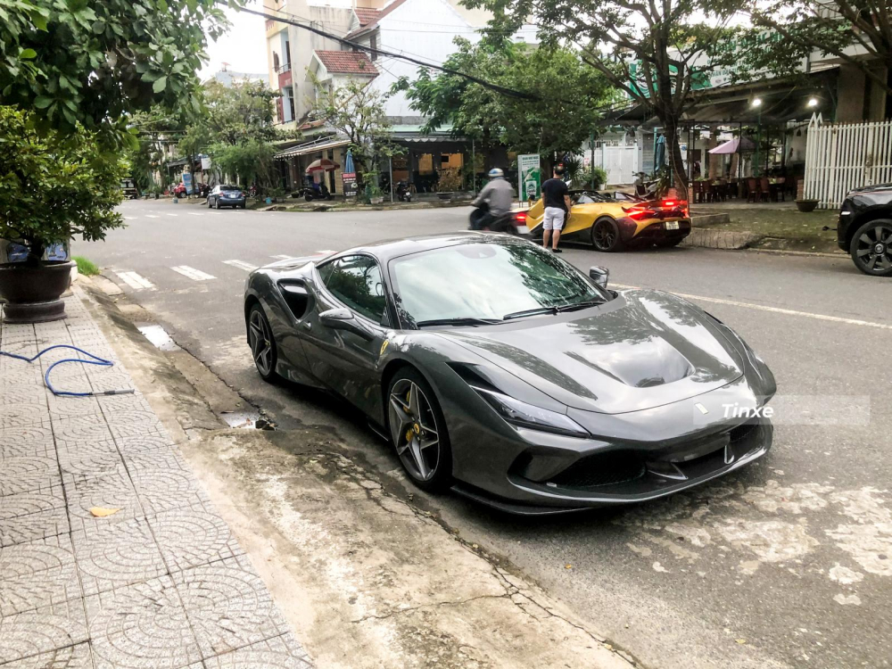 Phố siêu xe ở Đà Nẵng, 2 bên đường toàn hàng độc xuất hiện, Ferrari F8 Tributo là điểm nhấn