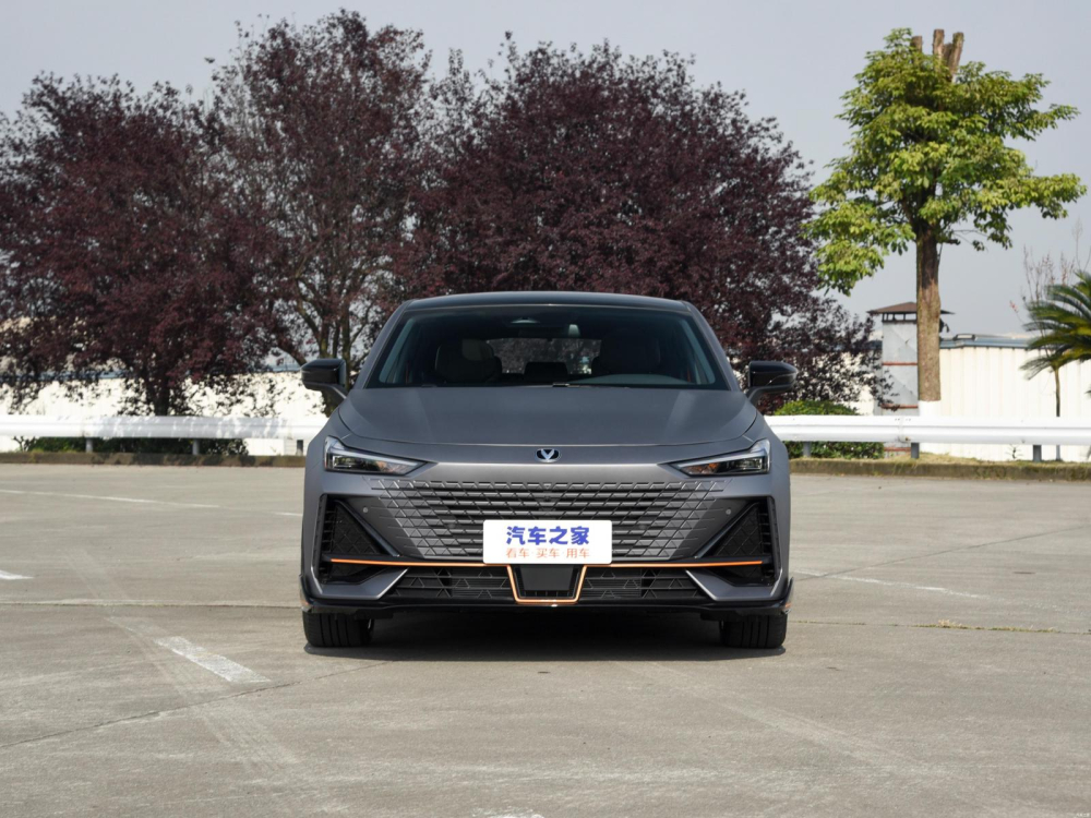 Đầu xe của Changan UNI-V