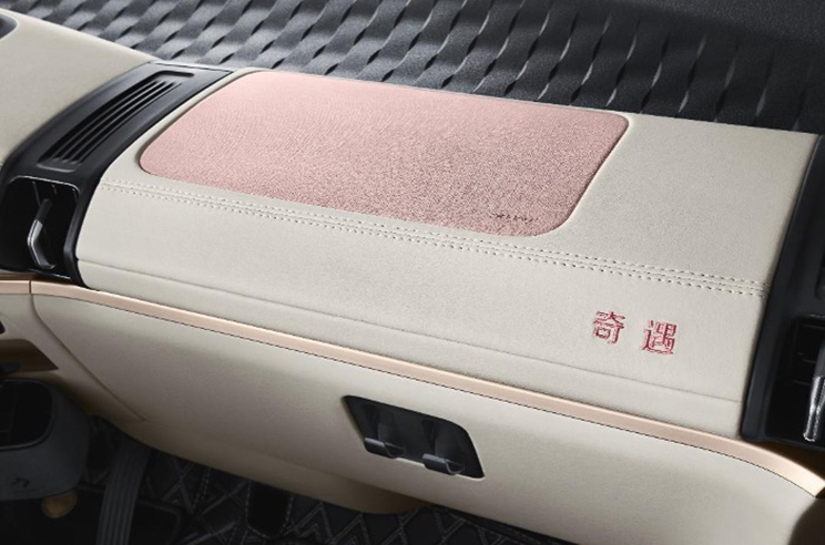 Khách hàng có thể yêu cầu thêu tên mình trên mặt táp-lô của KiWi EV