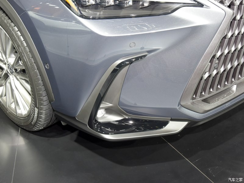Khe gió tích hợp đèn sương mù trước của Lexus NX 2022