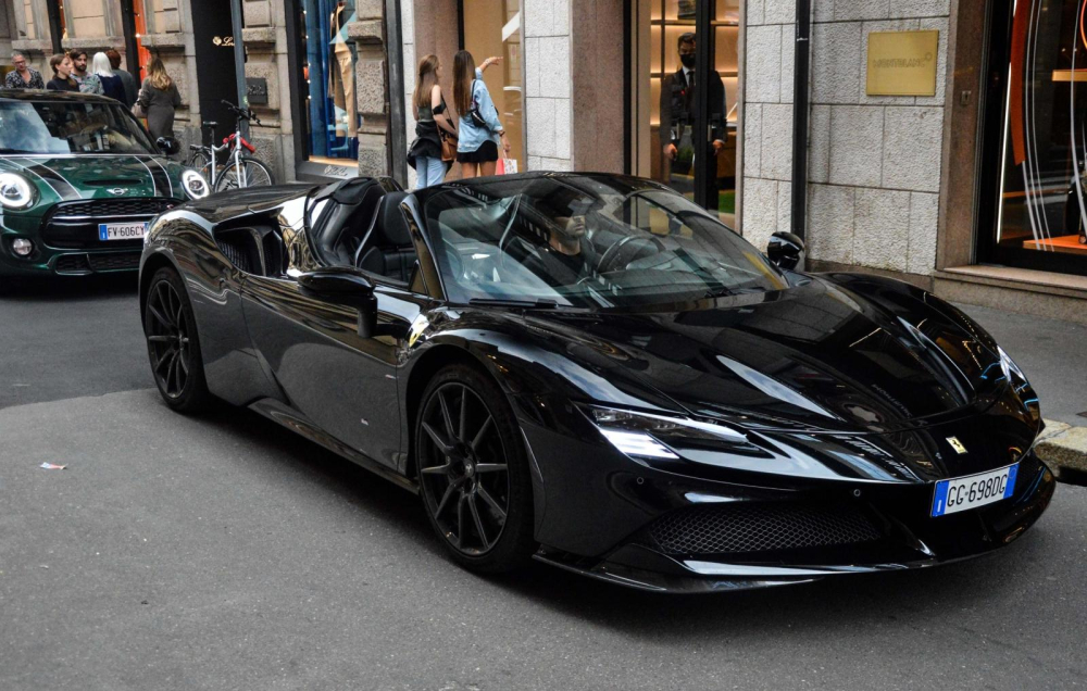 Một chiếc siêu xe Ferrari SF90 Stradale màu đen Một chiếc siêu xe Ferrari SF90 Stradale màu đen