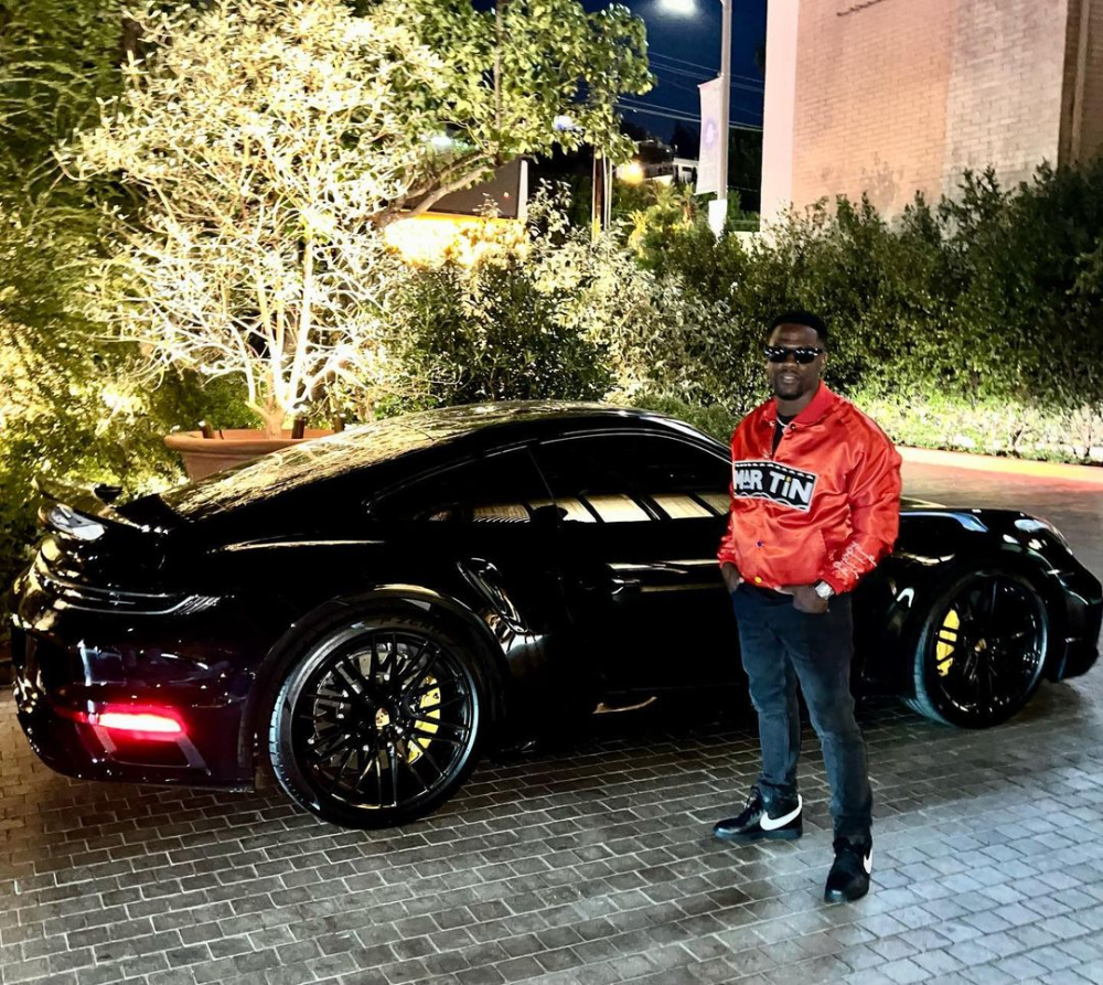Kevin Hart có bộ sưu tập xe rất đáng nể và toàn sơn đen Kevin Hart có bộ sưu tập xe rất đáng nể và toàn sơn đen