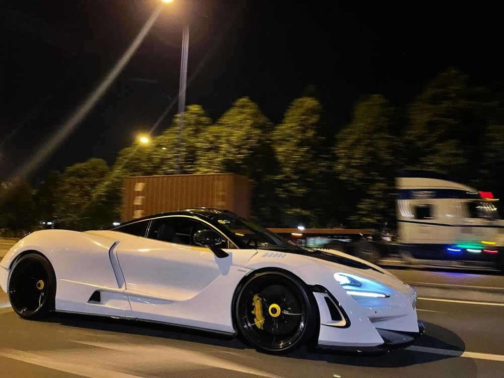 Siêu xe McLaren 720S độ N-Largo của Tống Đông Khuê lúc mang bộ áo bạch mã, đây cũng là diện mạo của xe được CEO 9X mang đi hỏi vợ vào ngày 14 tháng 11 vừa qua