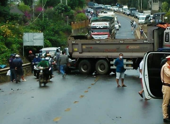 Hiện trường vụ tai nạn khiến 2 xe ô tô, 1 xe tải hư hỏng sau khi bị xe ben tông trúng