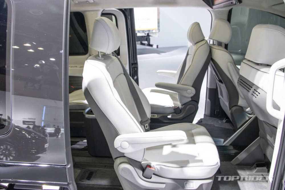 2 ghế giữa của Hyundai Staria Lounge Limousine có đủ tính năng