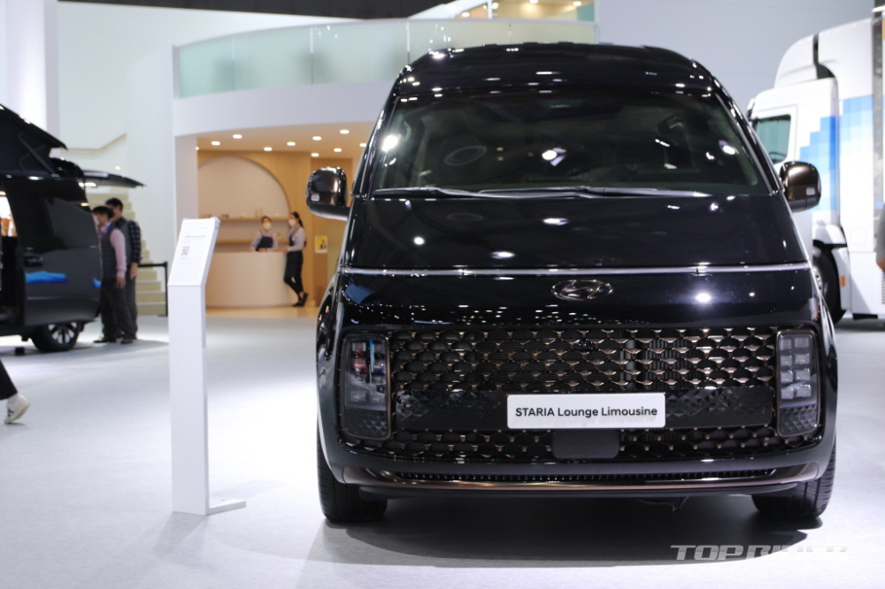 Cận cảnh thiết kế đầu xe của Hyundai Staria Lounge Limousine 2022