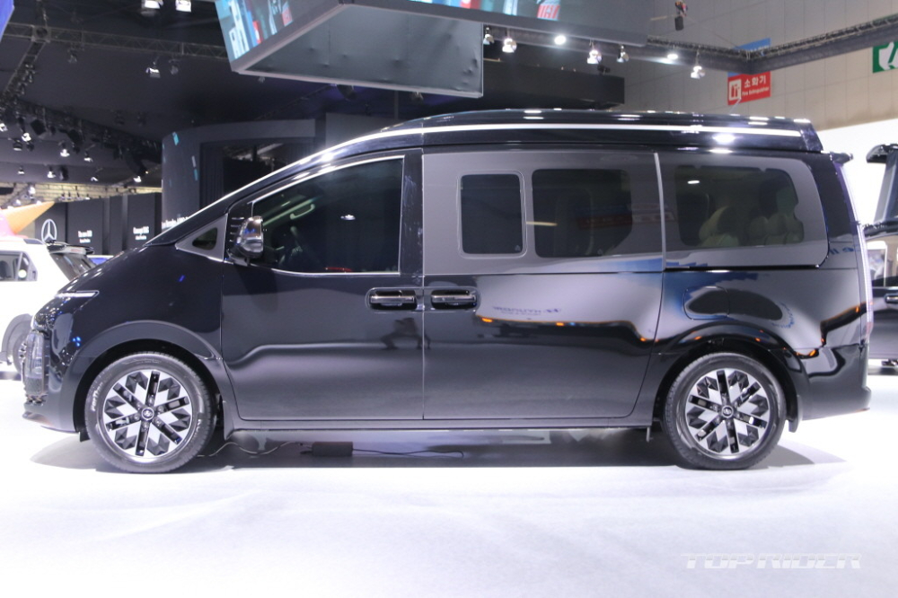 Hyundai Staria Lounge Limousine 2022 có nóc cao hơn 200 mm