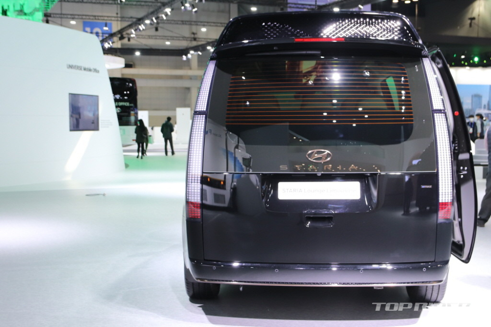 Hyundai Staria Lounge Limousine 2022 dùng động cơ như bản thường