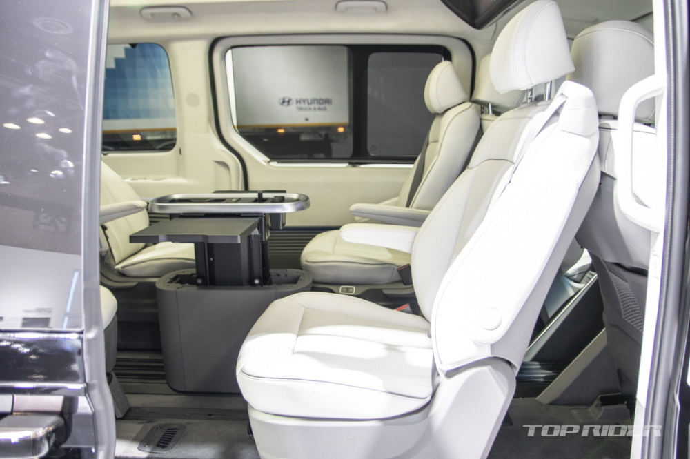 4 ghế giữa có thể xoay mặt vào nhau của Hyundai Staria Lounge Limousine 2022 bản 9 chỗ