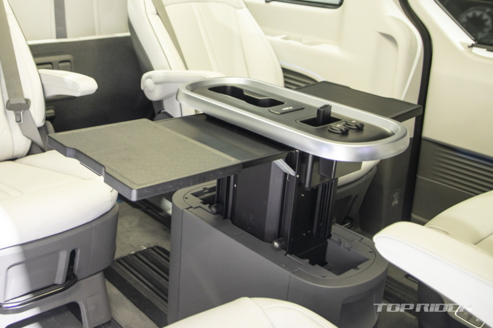 Cụm điều khiển Universal Island của Hyundai Staria Lounge Limousine