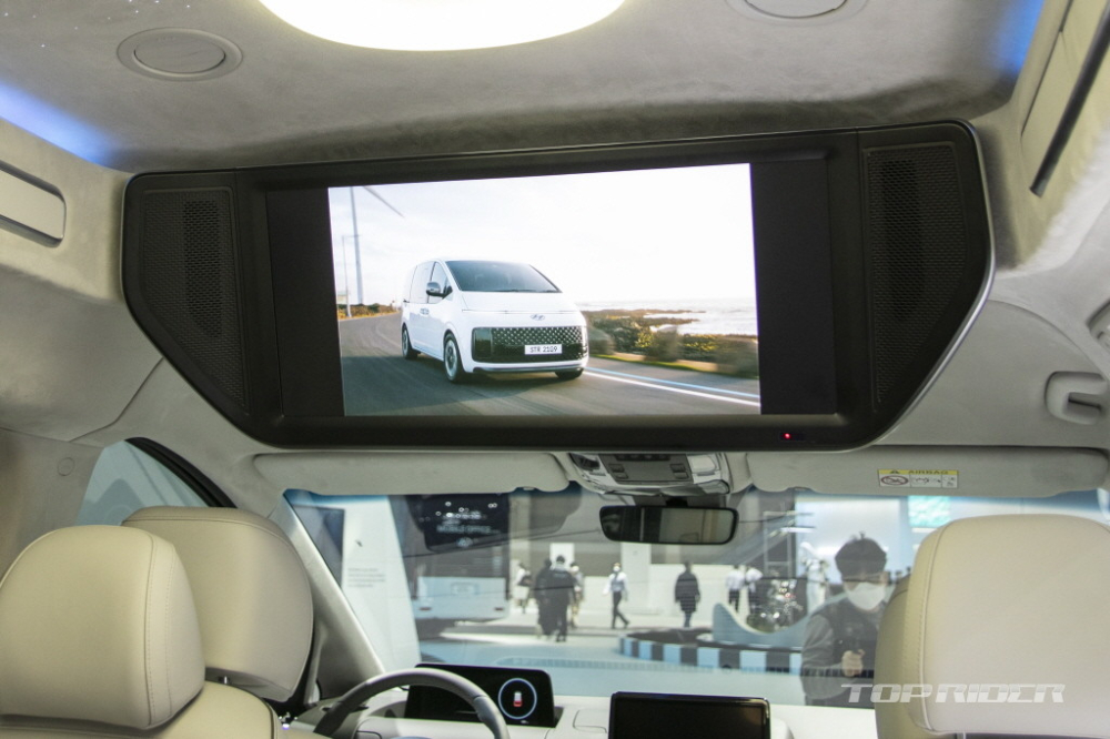 Màn hình TV 25 inch treo trên trần xe của Hyundai Staria Lounge Limousine 2022