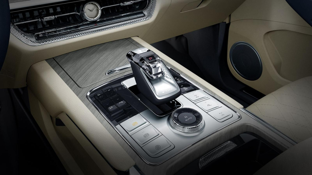Cần số pha lê giống xe BMW của Tank 500