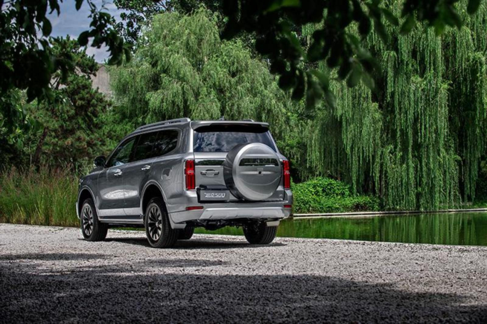 Phía sau Tank 500 có lốp dự phòng