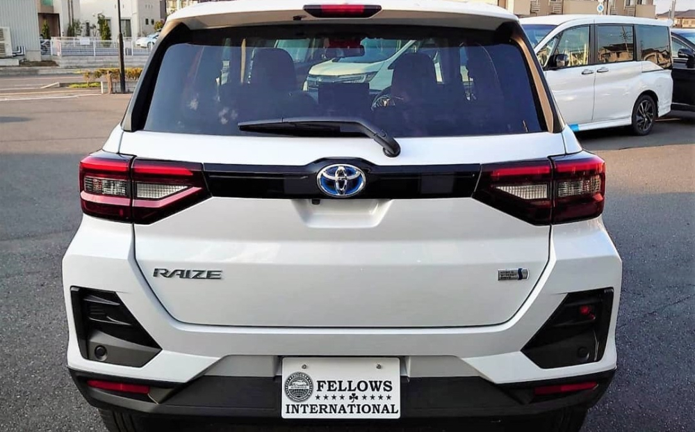 Toyota Raize Hybrid 2022 nh&igrave;n từ đằng sau