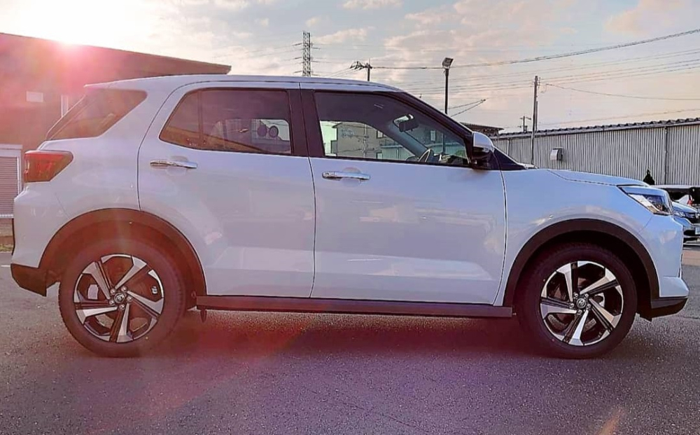 Toyota Raize Hybrid 2022 c&oacute; đ&egrave;n chờ dẫn đường giống bản thường
