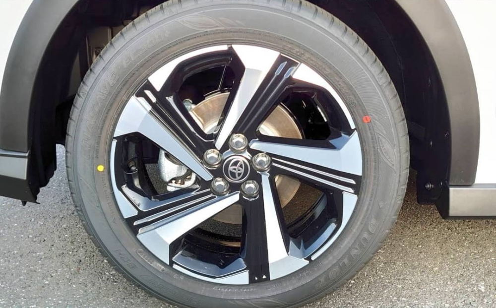 La-zăng phối 2 m&agrave;u của Toyota Raize Hybrid 2022