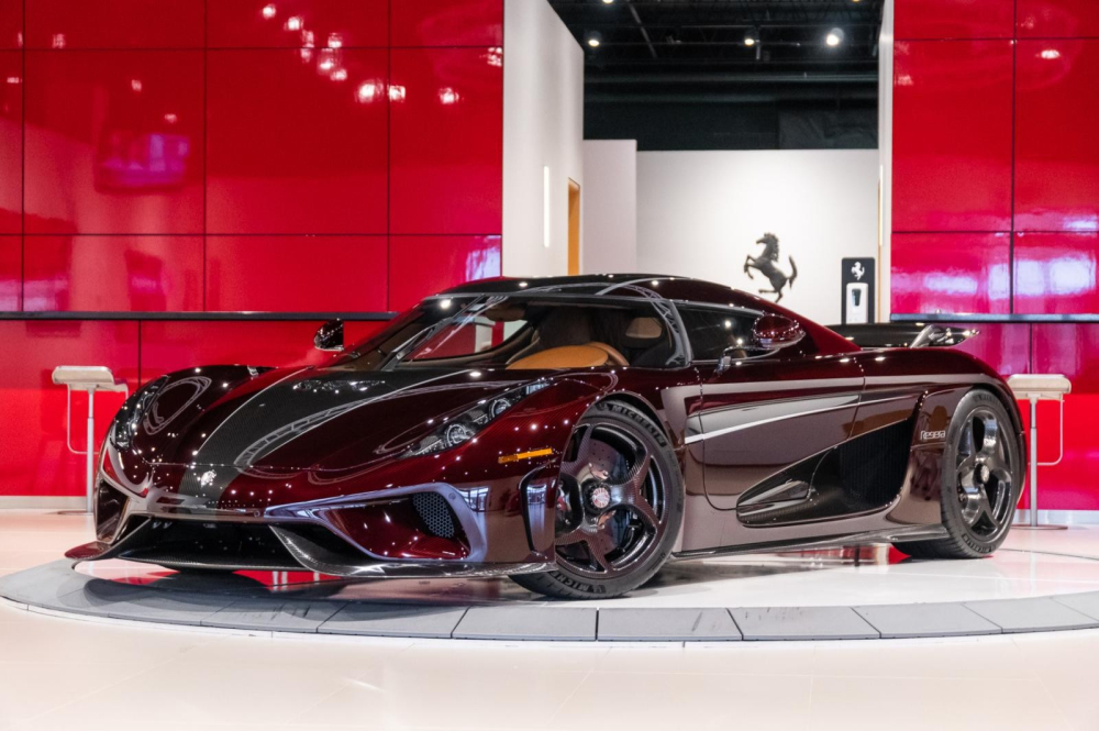 Xe Koenigsegg Regera l&uacute;c được r&aacute;p mui lại
