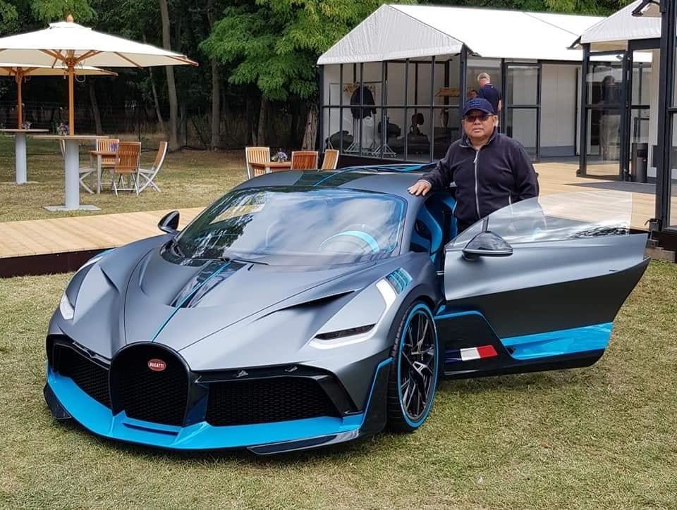 Đại gia Malaysia bên cạnh Bugatti Divo của mình tại trụ sở của hãng xe Pháp
