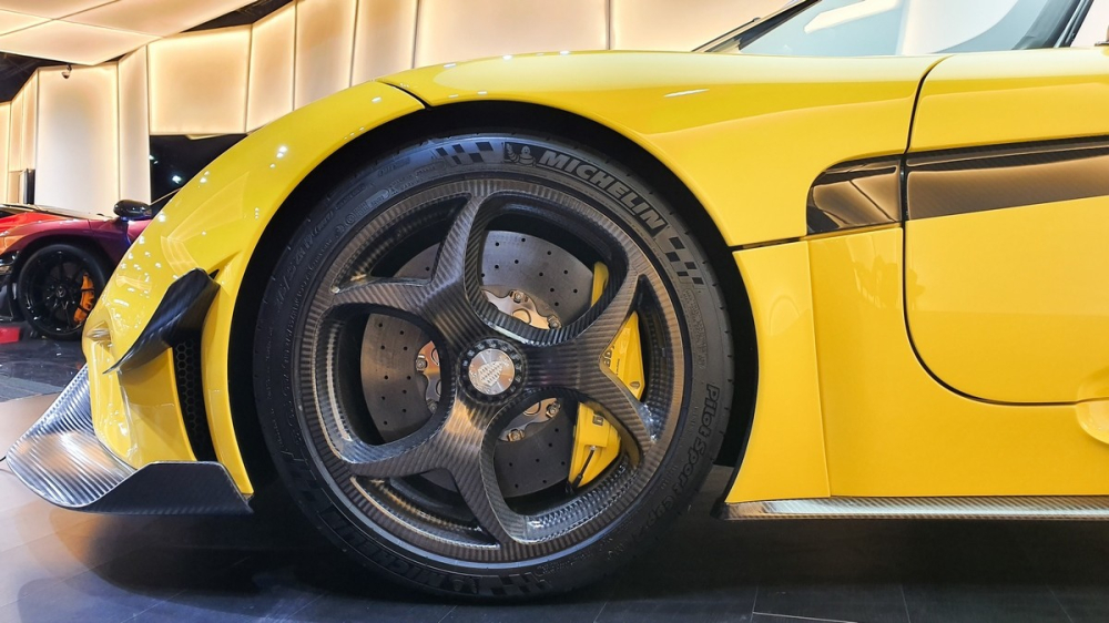V&agrave; chắc chắn Ho&agrave;ng Kim Kh&aacute;nh kh&ocirc;ng mua xe Koenigsegg Regera m&agrave;u v&agrave;ng