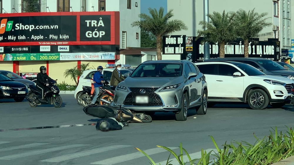 Hiện trường vụ xe m&aacute;y xảy ra va chạm với xe Lexus RX300 ở ng&atilde; tư Ao C&aacute;, Quảng Ninh s&aacute;ng nay