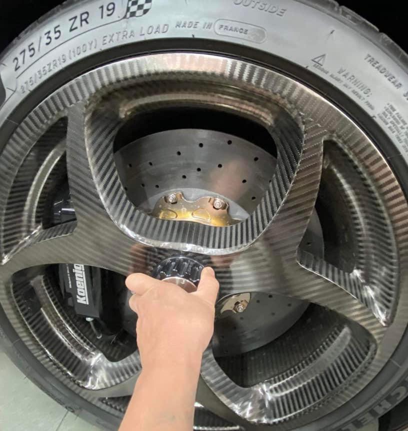Hoàng Kim Khánh đã sẵn sàng cho bộ mâm carbon của siêu phẩm Koenigsegg Regera lăn bánh trên lãnh thổ đất nước Việt Nam