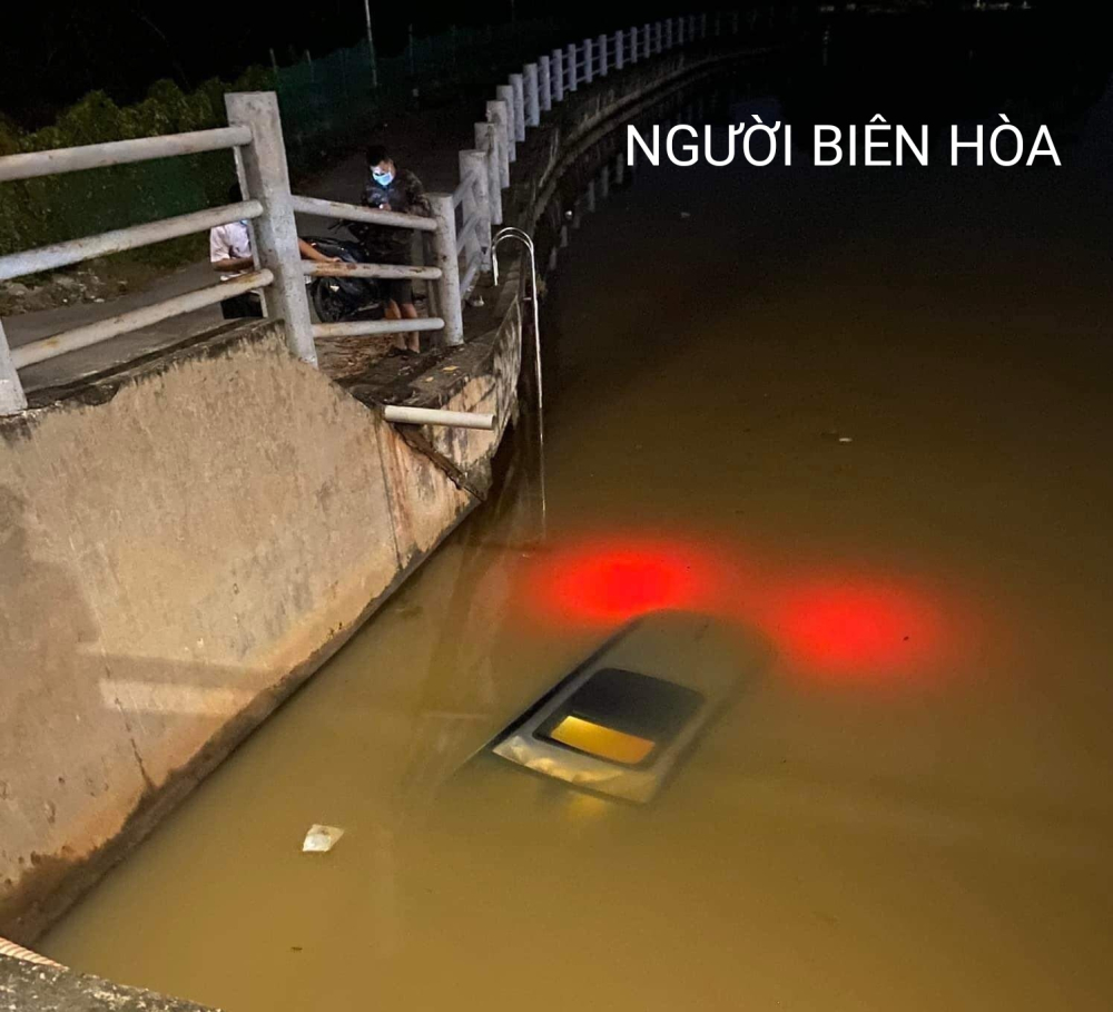 Sau khi tài xế thoát ra ngoài, chiếc ô tô Ford Everest chìm xuống dưới kênh Sau khi tài xế thoát ra ngoài, chiếc ô tô Ford Everest chìm xuống dưới kênh