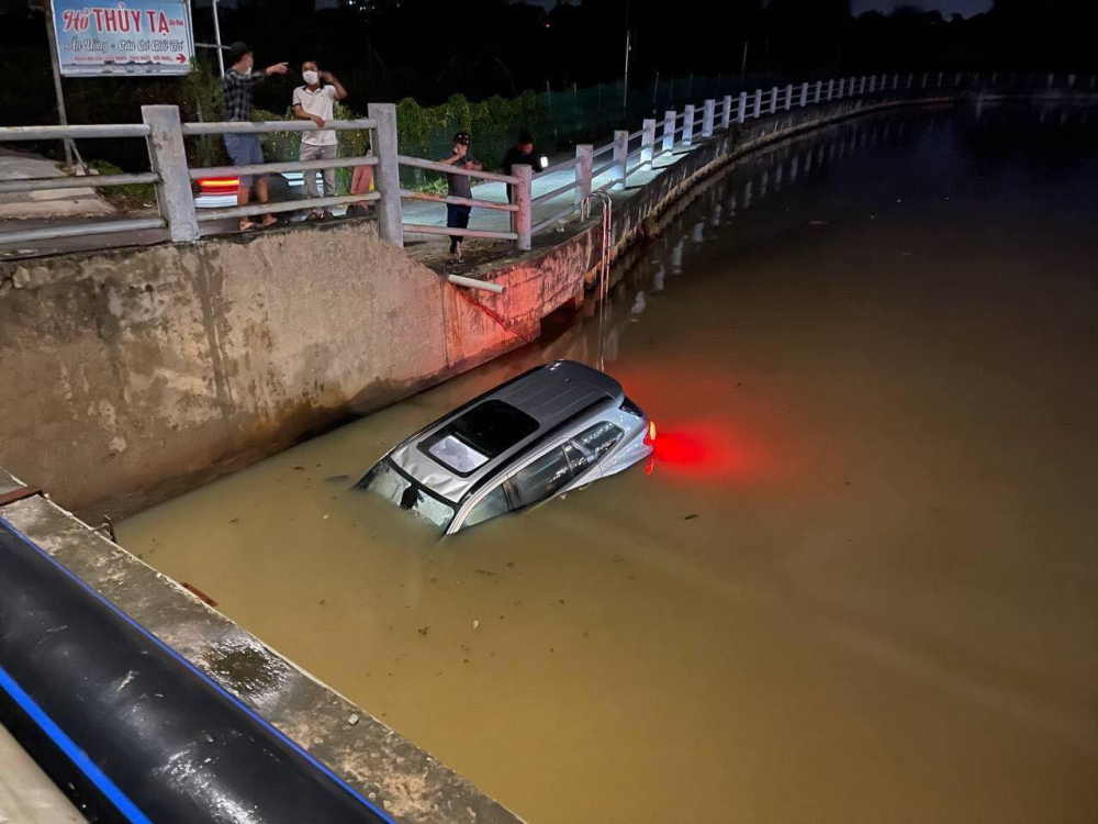 Túi khí bên trong chiếc Ford Everest đã bung ra Túi khí bên trong chiếc Ford Everest đã bung ra