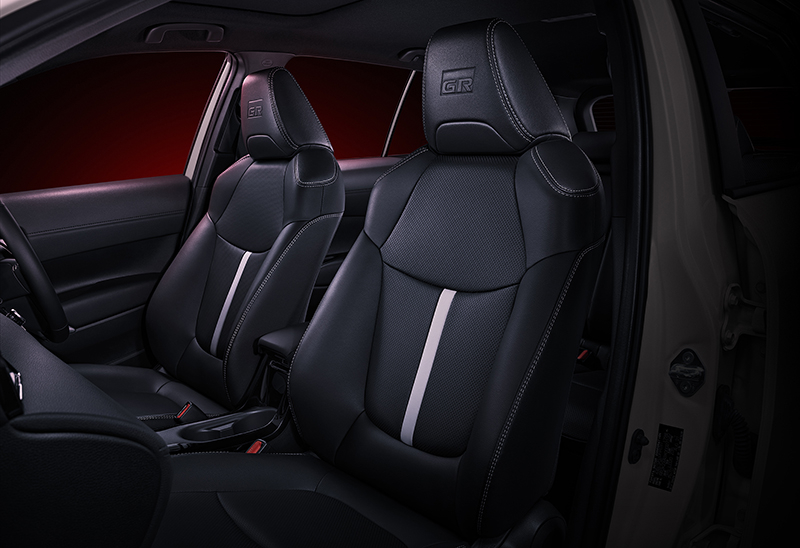 Ghế bọc da màu đen với đường gân màu xám ở lưng ghế của Toyota Corolla Cross GR Sport 2022 Ghế bọc da màu đen với đường gân màu xám ở lưng ghế của Toyota Corolla Cross GR Sport 2022