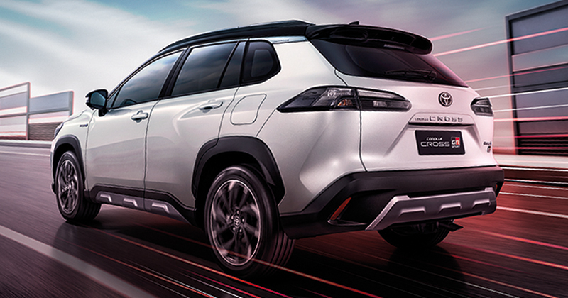 Toyota Corolla Cross GR Sport 2022 nhìn từ đằng sau Toyota Corolla Cross GR Sport 2022 nhìn từ đằng sau