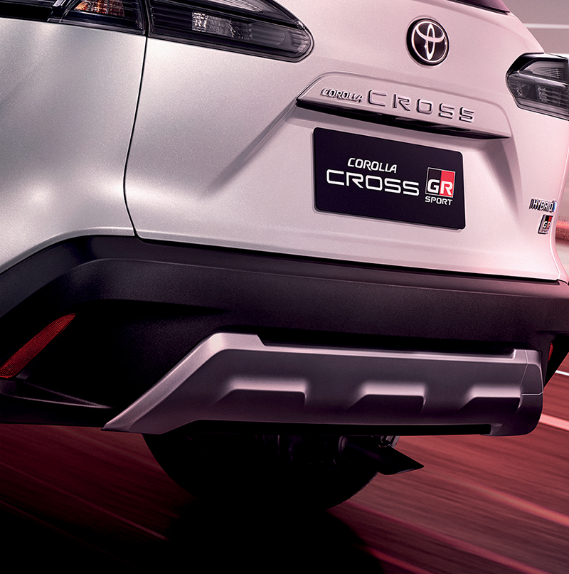 Ốp màu bạc dưới cản sau của Toyota Corolla Cross GR Sport 2022 Ốp màu bạc dưới cản sau của Toyota Corolla Cross GR Sport 2022