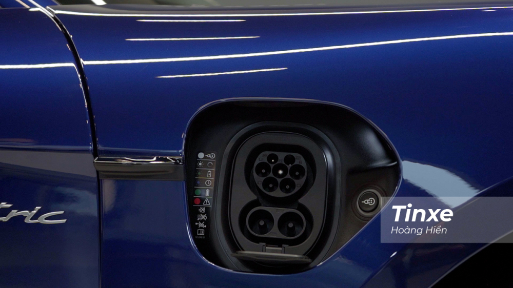 Cổng sạc trên Porsche Taycan có thể hỗ trợ sạc AC và DC. Cổng sạc trên Porsche Taycan có thể hỗ trợ sạc AC và DC.