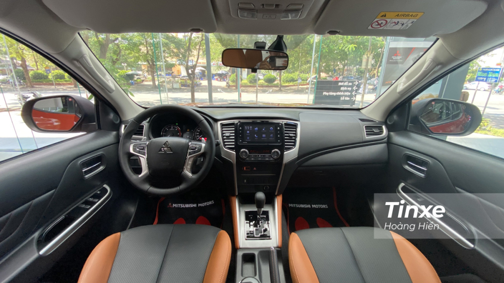 Tổng quan thiết kế nội thất của Mitsubishi Triton Athlete kh&ocirc;ng c&oacute; sự kh&aacute;c biệt nhưng được bổ sung th&ecirc;m ghế bọc da 2 t&ocirc;ng m&agrave;u cam-đen đồng điệu với sơn ngoại thất.