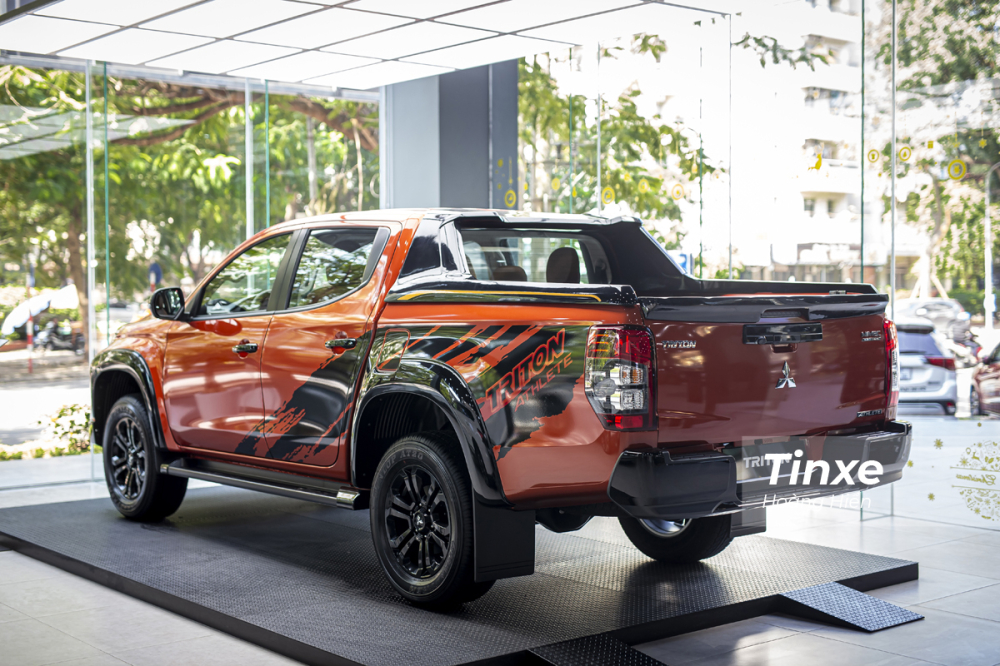 Điểm nhấn của Mitsubishi Triton Athlete ch&iacute;nh l&agrave; m&agrave;u sơn cam - đen nổi bật c&ugrave;ng bộ tem mới