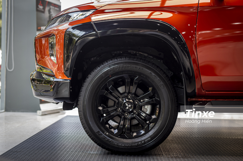 Mitsubishi Triton Athlete được trang bị bộ v&agrave;nh đen b&oacute;ng k&iacute;ch thước 18 inch.