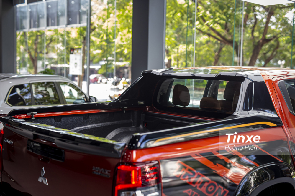 Thanh ngang thể thao ph&iacute;a sau th&ugrave;ng xe khiến Mitsubishi Triton Athlete d&agrave;y dặn v&agrave; mạnh mẽ đ&aacute;ng kể.