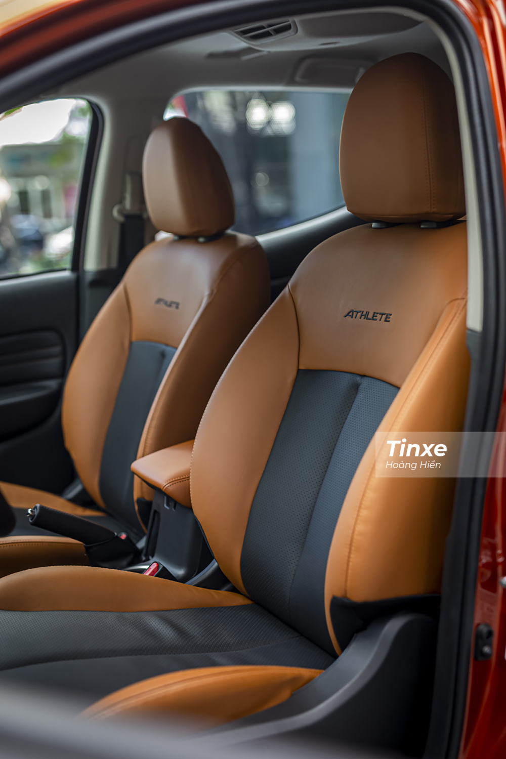 H&agrave;ng ghế trước của Mitsubishi Triton Athlete được bọc da 2 m&agrave;u cam-đen, nệm kh&aacute; &ecirc;m v&agrave; c&oacute; th&ecirc;u t&ecirc;n chữ Athlete.